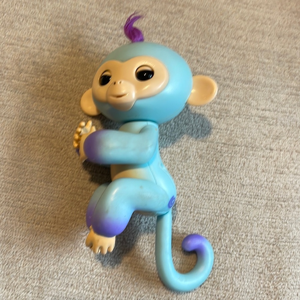 Wowwee fingerlings baby monkey